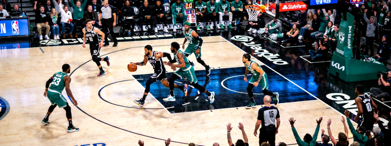 NBA篮球比赛直播画面，篮网队与凯尔特人队对决高清图片